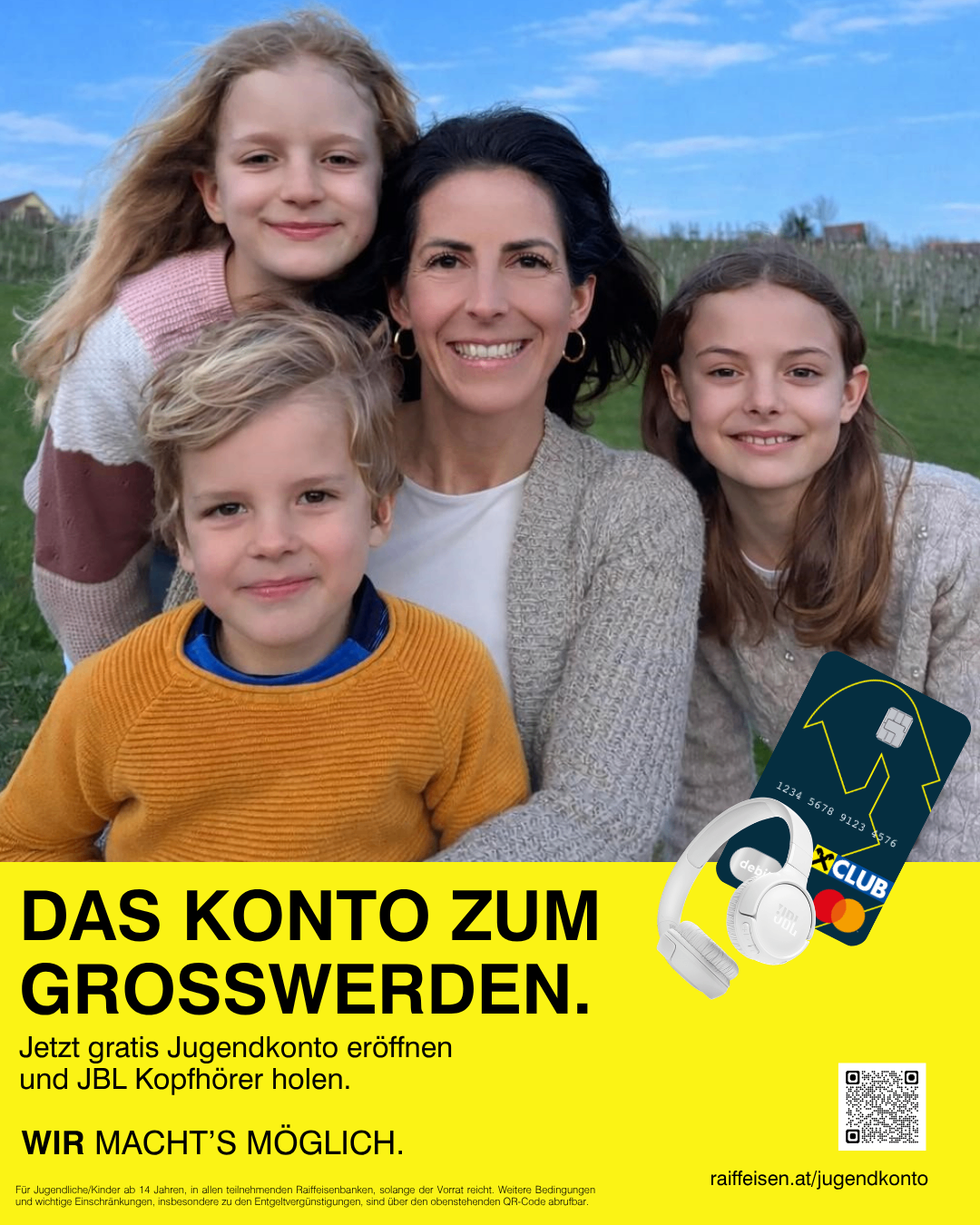 A family of four, including a smiling mother and her three children, pose for a photo in a green field. A credit card and headphones are displayed on the bottom right. The text reads 'DAS KONTOZUM GROSSWERDEN' and 'Jetzt gratis Jugendkonto eroffnen und JBL Kopfhorer holen.'