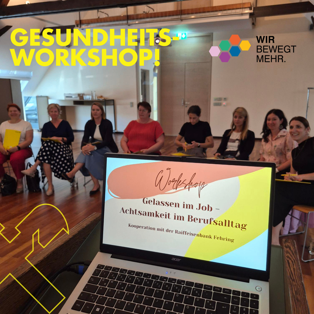 Ein offener Laptop zeigt eine Präsentation mit dem Titel 'Workshop' über Gesundheit am Arbeitsplatz. Mehrere Frauen sitzen um einen Tisch herum und unterhalten sich. Der Workshop ist in Zusammenarbeit mit der Raiffeisenbank.