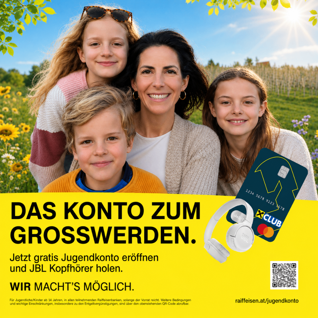 Werbeposter für ein kostenloses Jugendkonto mit einer Debitkarte und Kopfhörern. Die Familie steht in einem sonnigen Feld. Der Text lautet: 'Eröffnen Sie ein kostenloses Jugendkonto und erhalten Sie JBL-Kopfhörer'.