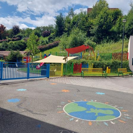 Bild enthält, Play Area, Outdoor Play Area, Outdoors, Basketball, Person, Playing Basketball, Sport, Bench, Furniture