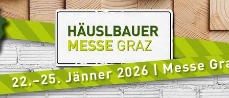 Ein weißer Schild mit grünem Text ist an einer Ziegelwand befestigt. Es steht 'HAUSLBAUER Messe GRAZ' und darunter ist das Datum '25. Jänner 2026' zu sehen. Das Schild ist von grünen Streifen gesäumt.