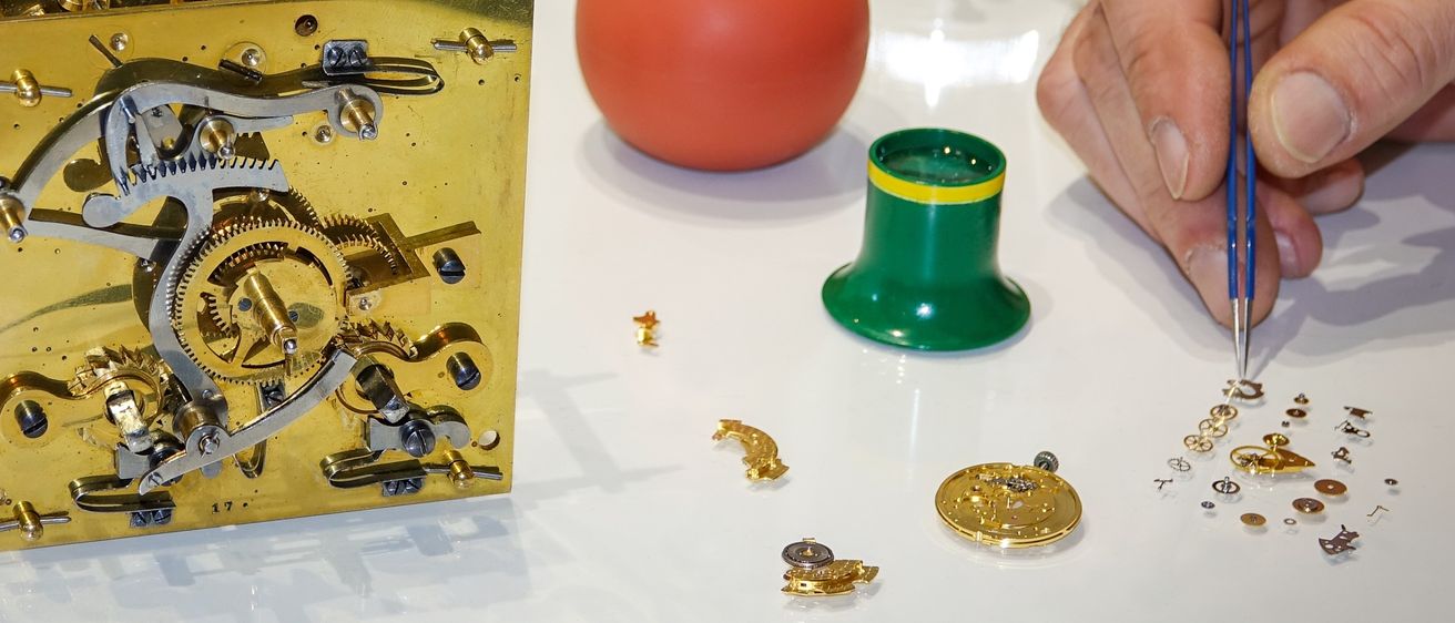 Bild enthält, Cup, Baby, Person, Body Part, Finger, Hand, Laboratory, Wristwatch