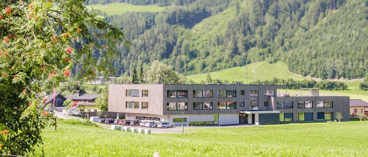 Bild enthält, Grass, Nature, Outdoors, Scenery, Tree, Vegetation, Building, Hotel, Resort, Lawn