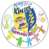 Ein handgezeichnetes kreisförmiges Emblem mit einem Skateboard fahrenden Bären und den Worten 'Pernegg an der Mur Kinder' und einem Blitz. Um das Emblem herum stehen farbenfrohe Figuren, die Händchen halten.