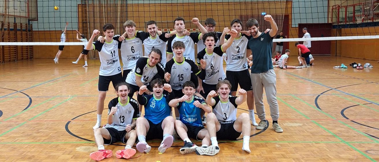 Bild enthält, People, Person, Volleyball, Volleyball Game, Floor, Flooring, Boy, Child, Male, Shoe