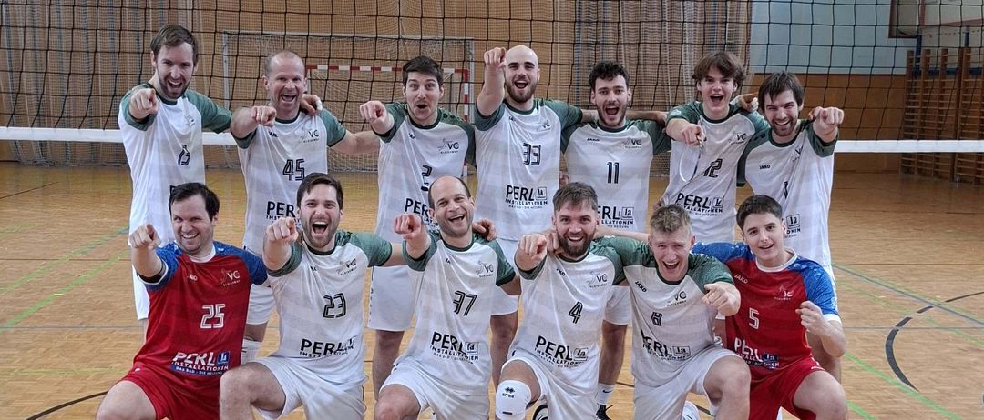 Bild enthält, People, Person, Floor, Flooring, Volleyball Game, Adult, Male, Man, Rugby Ball, Shoe