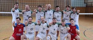 Bild enthält, People, Person, Floor, Flooring, Volleyball Game, Adult, Male, Man, Rugby Ball, Shoe