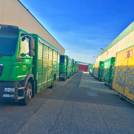 Bild enthält, Transportation, Truck, Vehicle, Machine, Wheel, Bus, Terminal, Road