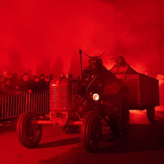 Bild enthält, Adult, Female, Person, Woman, Machine, Wheel, Clothing, Footwear, Shoe