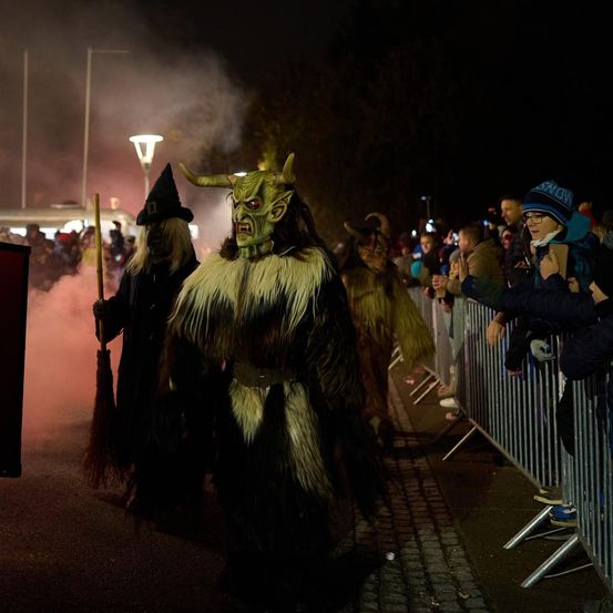 Bild enthält, Adult, Female, Person, Woman, Glasses, People, Male, Man, Shoe, Face