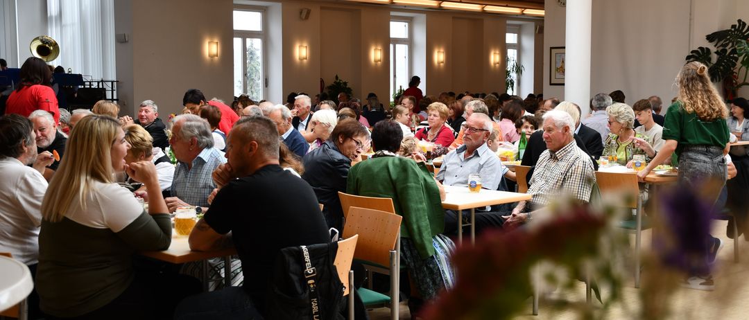Cafeteria, Indoors, Restaurant, Adult, Female, Person, Woman, People, Male, Man