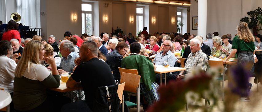 Cafeteria, Indoors, Restaurant, Adult, Female, Person, Woman, People, Male, Man
