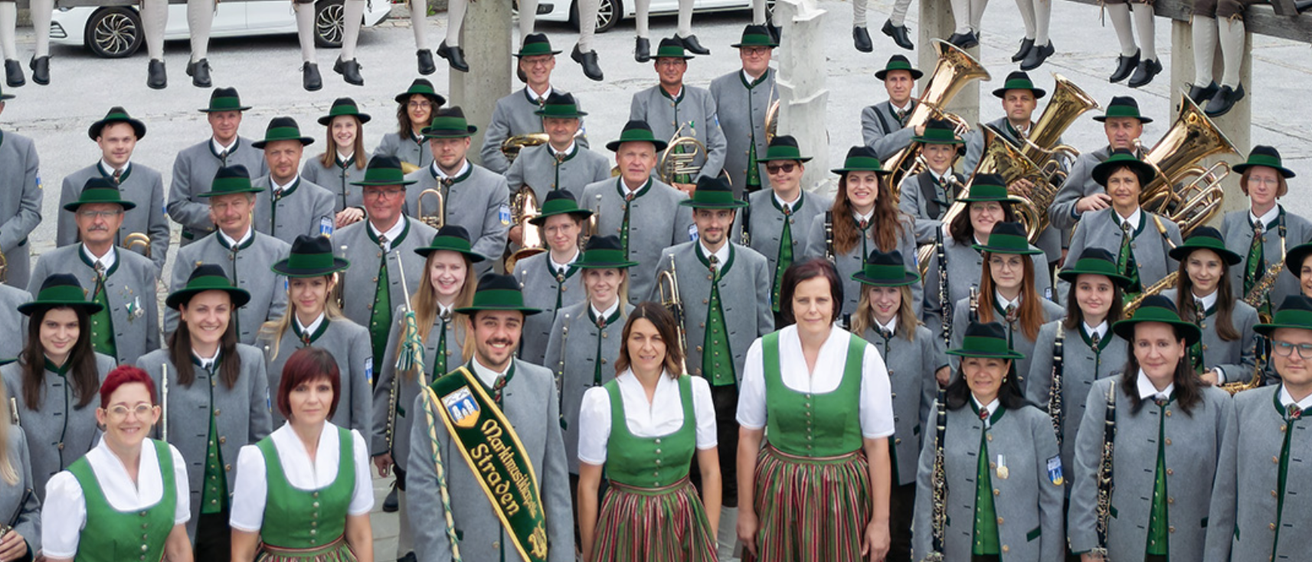 Bild enthält, People, Person, Group Performance, Music, Music Band, Musical Instrument, Musician, Performer, Face, Graduation