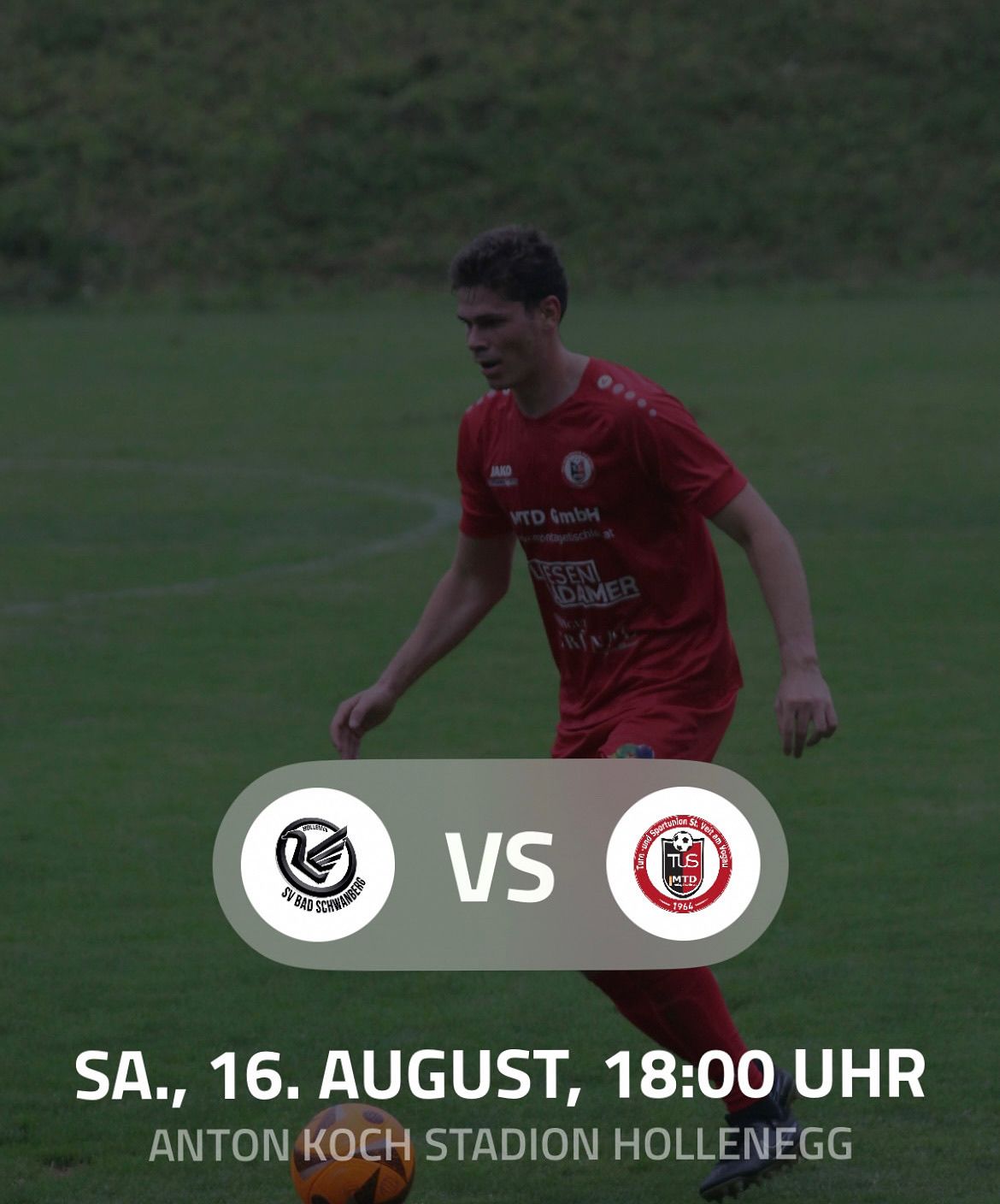 Fußballspieler läuft auf dem Feld mit SV Bad Schwalbach Logo. Spiel gegen TLS MTD mit Datum 16. August, 18:00 Uhr.