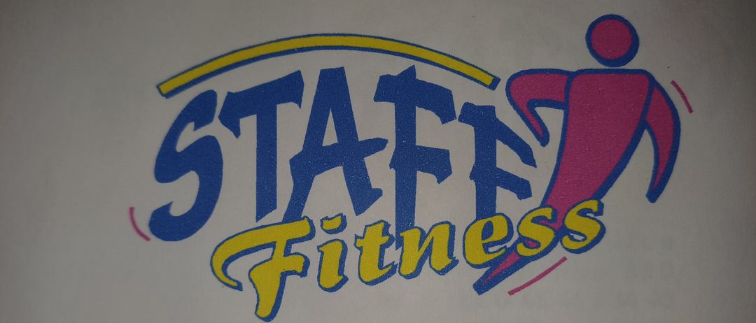 Logo von Staff Fitness mit blauem und gelbem Text auf weißem Hintergrund, das eine Person in Bewegung darstellt. Darunter steht die Adresse 97110 Feistritz/Drau.