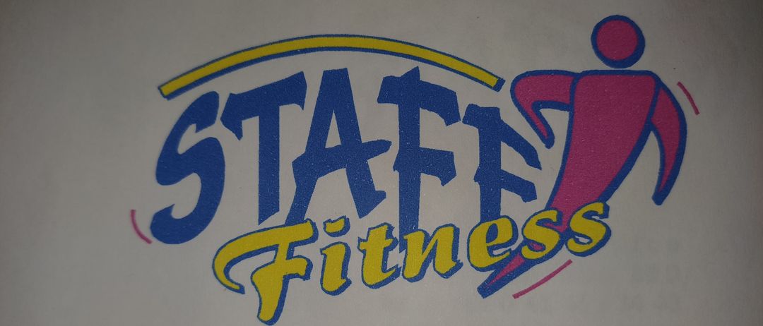 Ein Schild für Staff Fitness ist zu sehen. Es enthält die Adresse 9710 Feisritz/Drau.