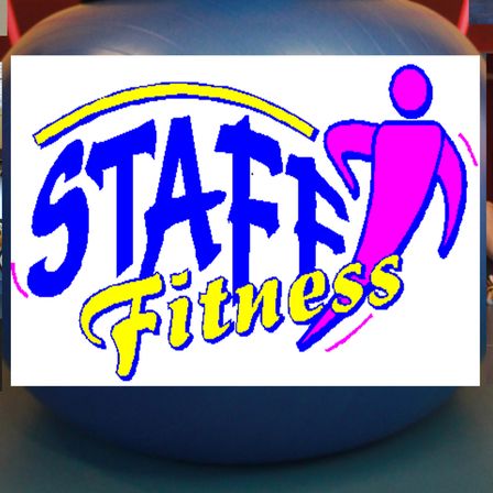 Eine Collage von Menschen, die in einem Fitnessstudio trainieren. Eine Frau in einem blauen Tanktop macht Übungen auf einem großen Übungsball. Der Text lautet 'und Leistungsfähigkeit' auf Deutsch.