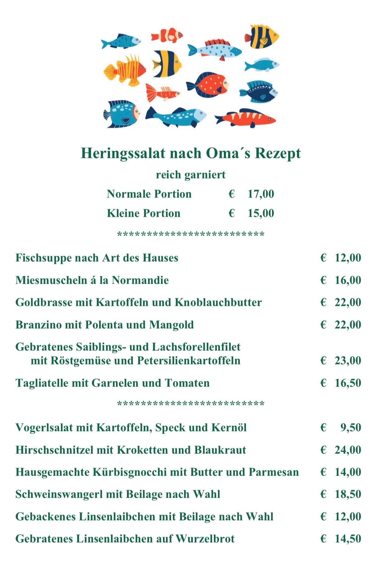 Ein Menü mit verschiedenen Fischgerichten. Heringsalat nach Oma's Rezept kostet €17,00 für eine normale Portion und €15,00 für eine kleine Portion. Andere Gerichte umfassen Fischsuppe, Muscheln, goldgebratenen Fisch mit Kartoffeln, Branzino, Forellen- und Lachsforellenfilet mit Röstgemüse und weitere.
