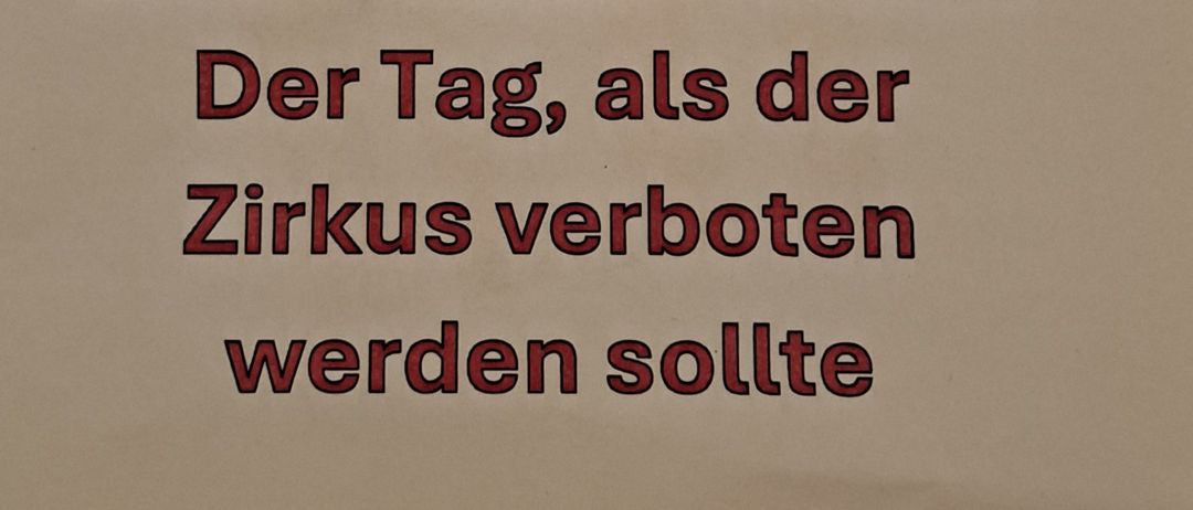 Ein Poster mit einem handgezeichneten Zirkuszelt und einem Mädchen im Eingang. Der Text lautet 'Der Tag, als der Zirkus verboten'.