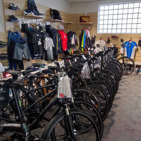 Bild enthält, Building, Factory, Manufacturing, Workshop, Machine, Wheel, Indoors, Bicycle, Shop, Person