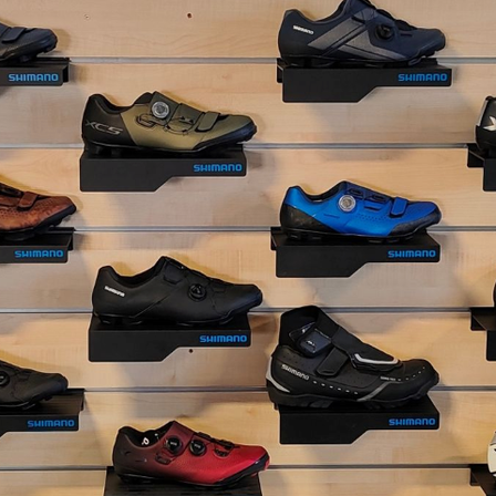 Bild enthält, Clothing, Footwear, Shoe, Sneaker, Shop, Shoe Shop, Sandal