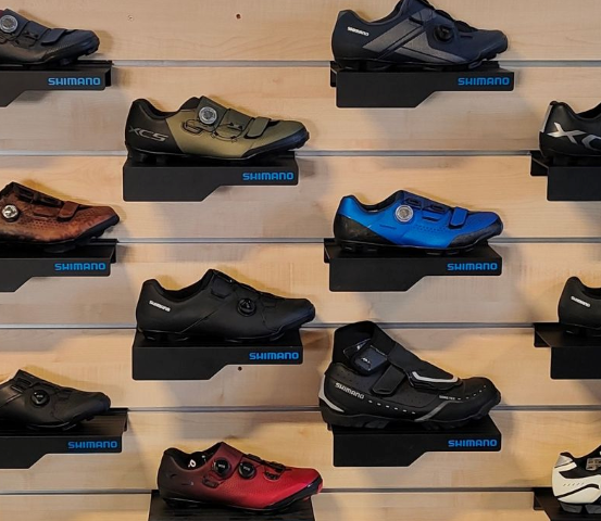 Bild enthält, Clothing, Footwear, Shoe, Sneaker, Shop, Shoe Shop, Sandal