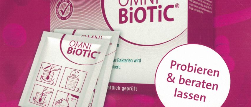 Plakat für Omni Biotic Probiotika, zeigt Produktverpackung, Beutel und ruft zum Probieren und Beraten in der Apotheke auf.