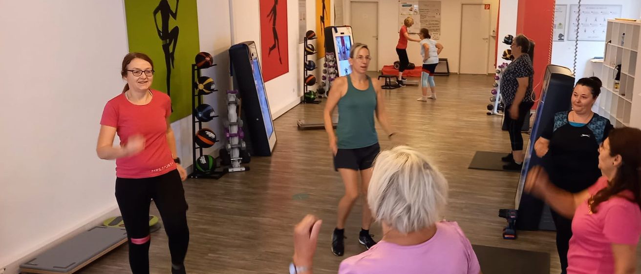 Bild enthält, Adult, Female, Person, Woman, Dancing, Shorts, Glasses, Head, Pilates, Basketball (Ball)