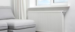 Bild enthält, Couch, Furniture, Device, Indoors, Interior Design, Appliance, Electrical Device, Radiator