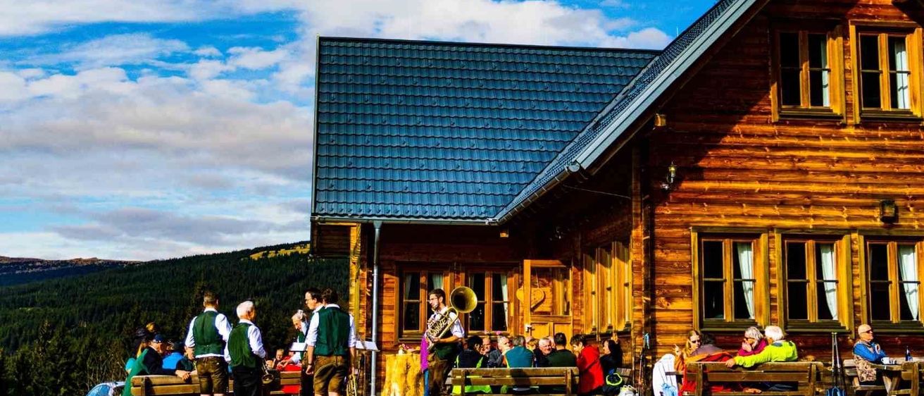 Bild enthält, Architecture, Building, Housing, House, Cabin, Log Cabin, Person, Head