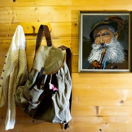 Bild enthält, Accessories, Bag, Handbag, Wood, Purse, Hardwood, Painting, Face, Person, Woman