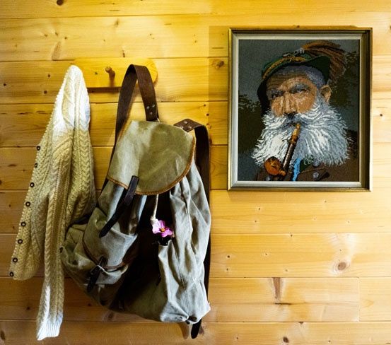 Bild enthält, Accessories, Bag, Handbag, Wood, Purse, Hardwood, Painting, Face, Person, Woman