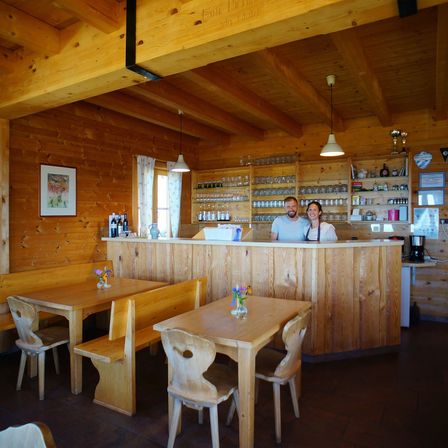 Bild enthält, Wood, Interior Design, Plywood, Dining Table, Hardwood, Floor, Flooring, Restaurant, Person, Chair