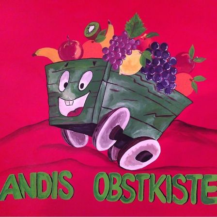 Eine Cartoon-artige Zeichnung zeigt einen grünen Wagen, gefüllt mit Früchten wie Äpfeln, Trauben, Bananen und Kiwis auf rotem Hintergrund. Unter dem Wagen steht in Grün 'ANDIS OBSTKISTE'.