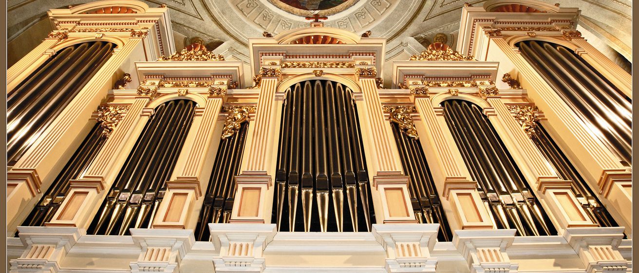 Bild enthält, Building, Altar, Church, Interior Design, Monastery, Apse, Person, Handrail