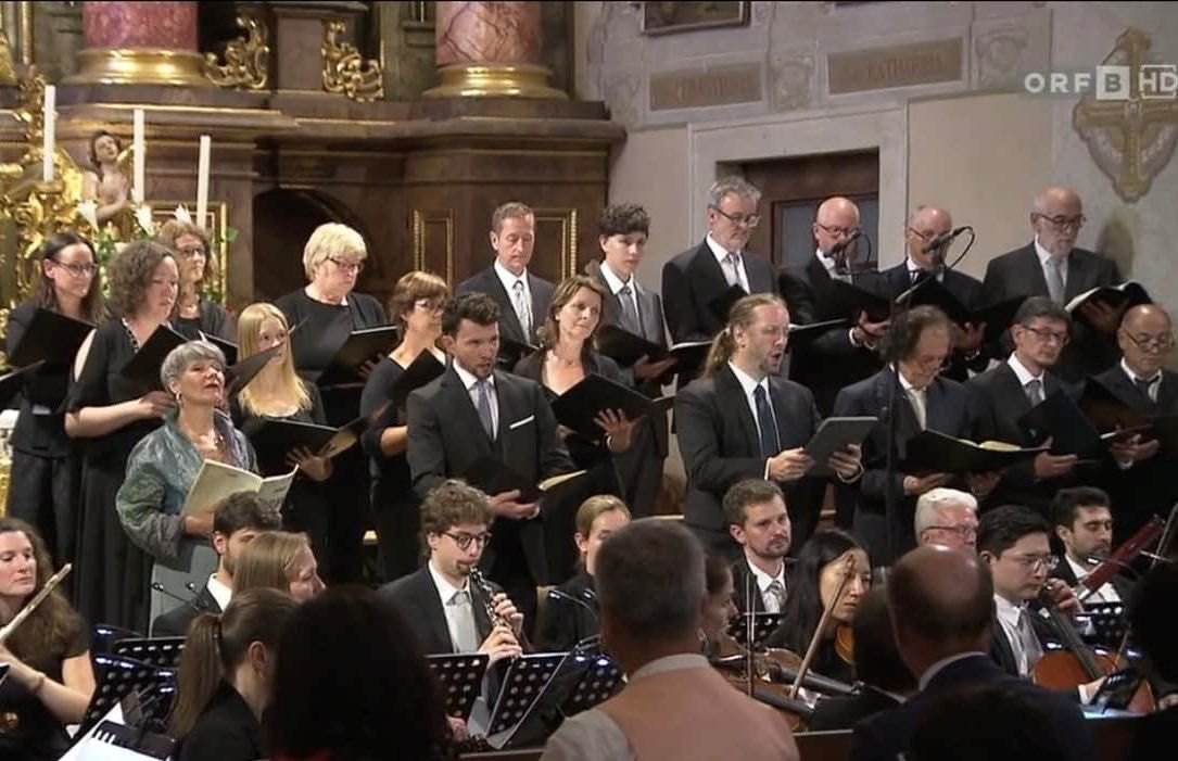 Bild enthält, Indoors, Adult, Female, Person, Woman, Music, Musician, Performer, Group Performance, Orchestra