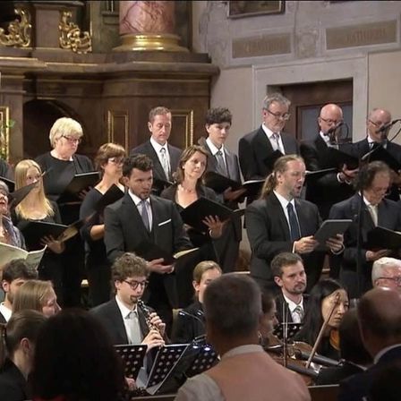 Bild enthält, Indoors, Adult, Female, Person, Woman, Music, Musician, Performer, Group Performance, Orchestra