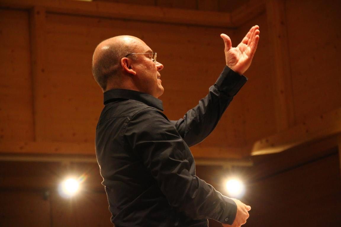 Bild enthält, Adult, Male, Man, Person, Face, Head, Portrait, Lighting, Finger, Crowd