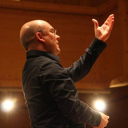Bild enthält, Adult, Male, Man, Person, Face, Head, Portrait, Lighting, Finger, Crowd