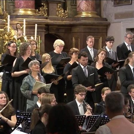 Bild enthält, Indoors, Adult, Female, Person, Woman, Music, Musician, Performer, Group Performance, Orchestra