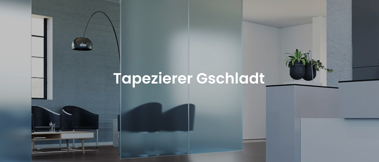 Ein Innendesign mit einer großen Glaswand, einer Lampe, einem Tisch und einer Pflanze. Der Text lautet 'Tapezierer Gschlacht.'
