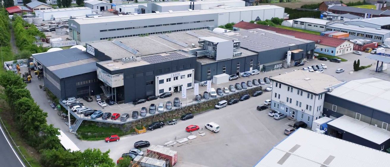 Bild enthält, Outdoors, Road, Aerial View, Building, Car, Vehicle, Truck