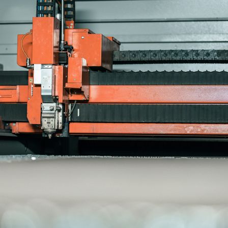 Bild enthält, Architecture, Building, Factory, Machine, Railway, Train, Transportation, Vehicle, Manufacturing