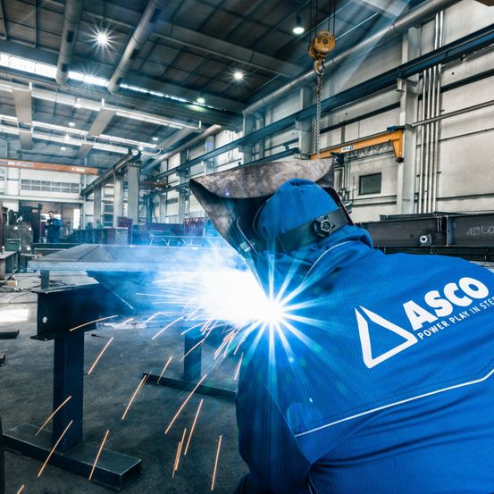 Bild enthält, Adult, Male, Man, Person, Building, Factory, Metalworking, Worker, Manufacturing, Workshop