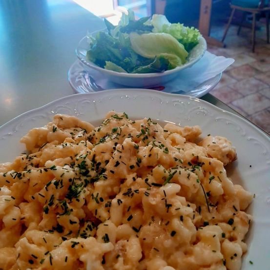 Bild enthält, Plate, Food, Food Presentation, Mac and Cheese