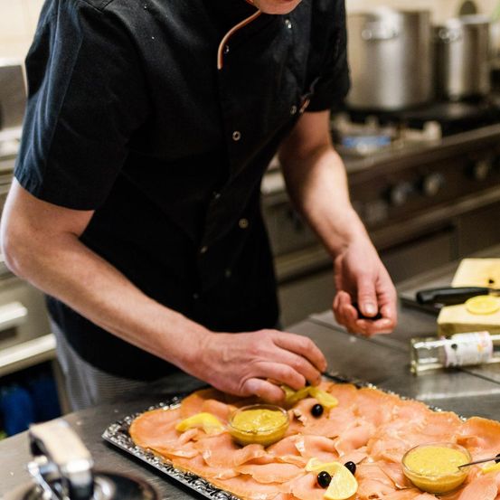 Bild enthält, Food, Food Presentation, Adult, Male, Man, Person, Chef