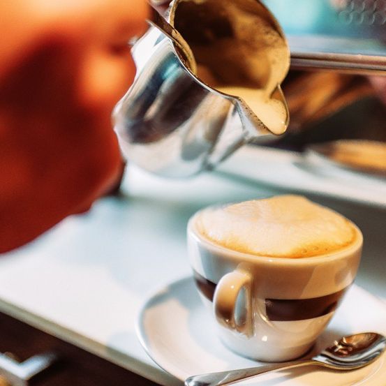 Bild enthält, Cup, Beverage, Coffee, Coffee Cup, Espresso, Food, Pouring Food, Person, Face, Restaurant