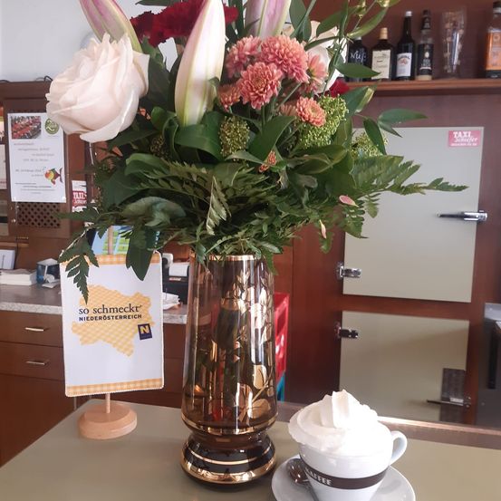 Bild enthält, Flower, Flower Arrangement, Plant, Flower Bouquet, Rose, Furniture, Table, Tabletop, Pottery, Potted Plant