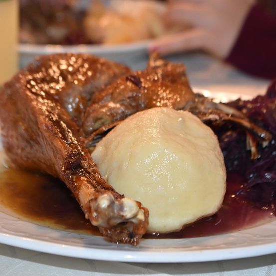 Bild enthält, Food, Meal, Food Presentation, Dish, Plate, Egg, Roast, Dinner