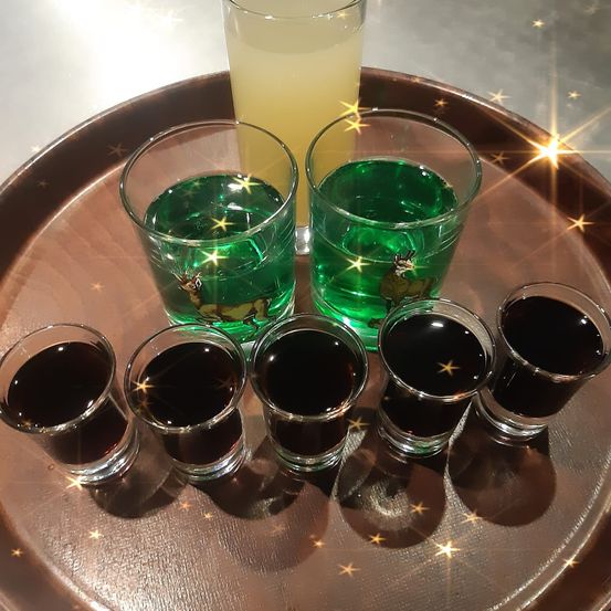 Bild enthält, Cup, Alcohol, Beer, Beverage, Glass, Cocktail, Liquor, Plate